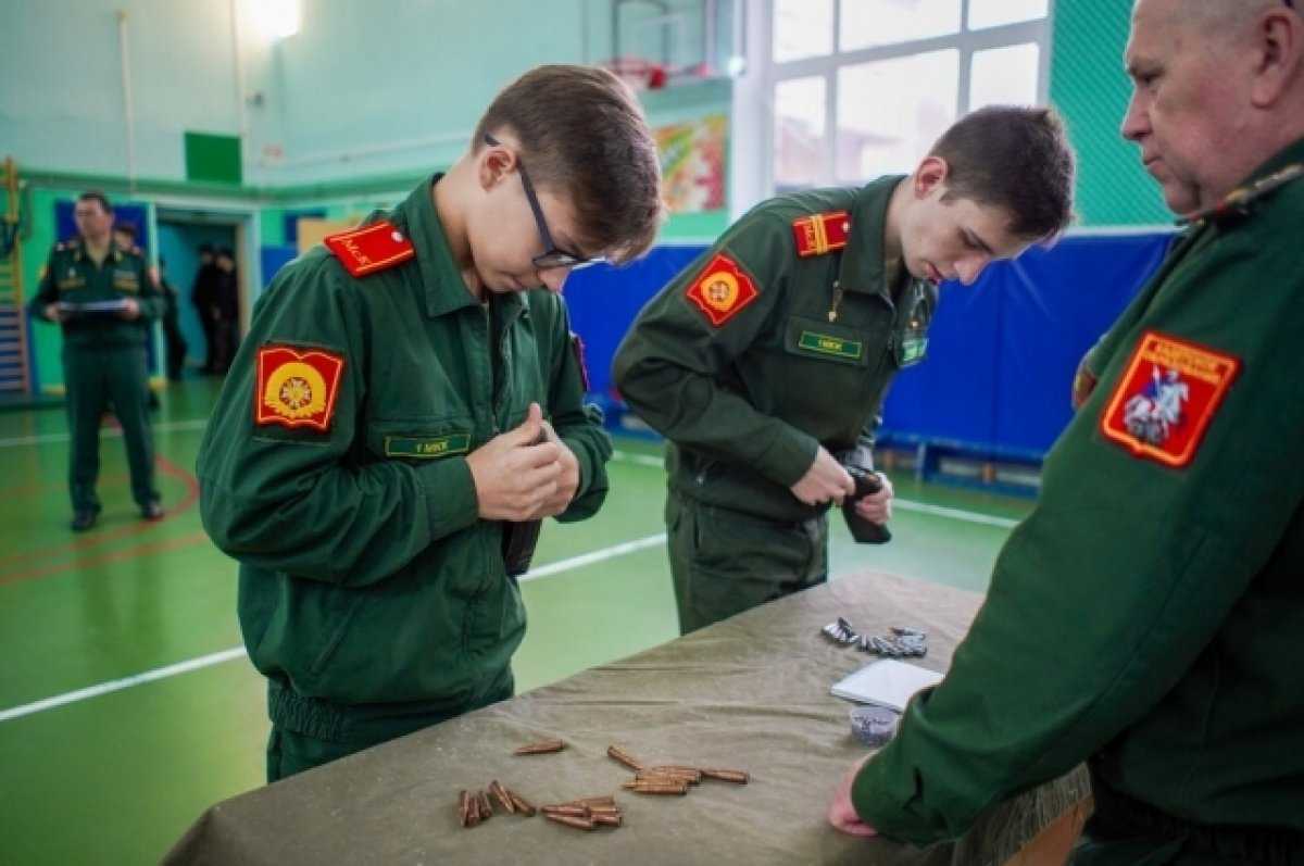 Единороссы требуют возродить военную подготовку в школах