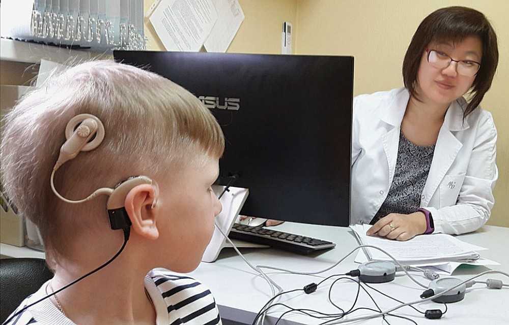 Ребенок слышит, но не понимает речь: почему и что делать