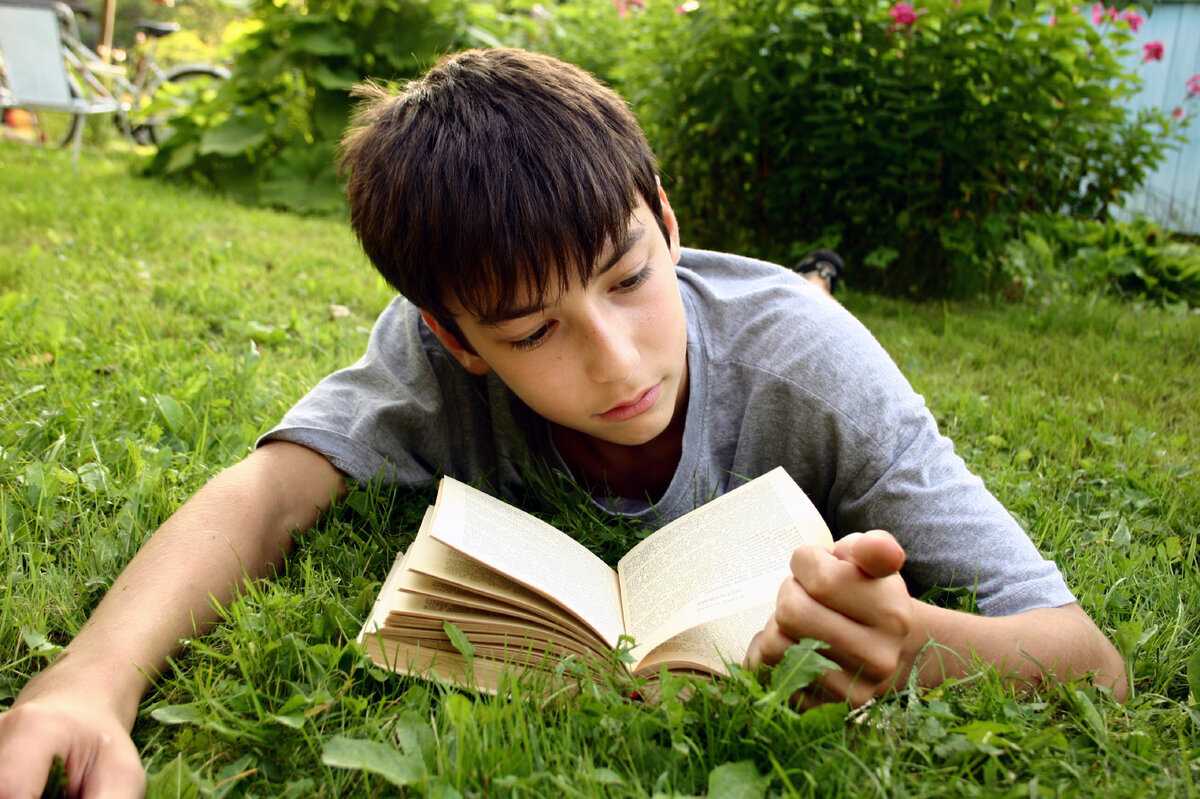 Топ-5 книг не из школьной программы, которые нужно прочитать выпускнику