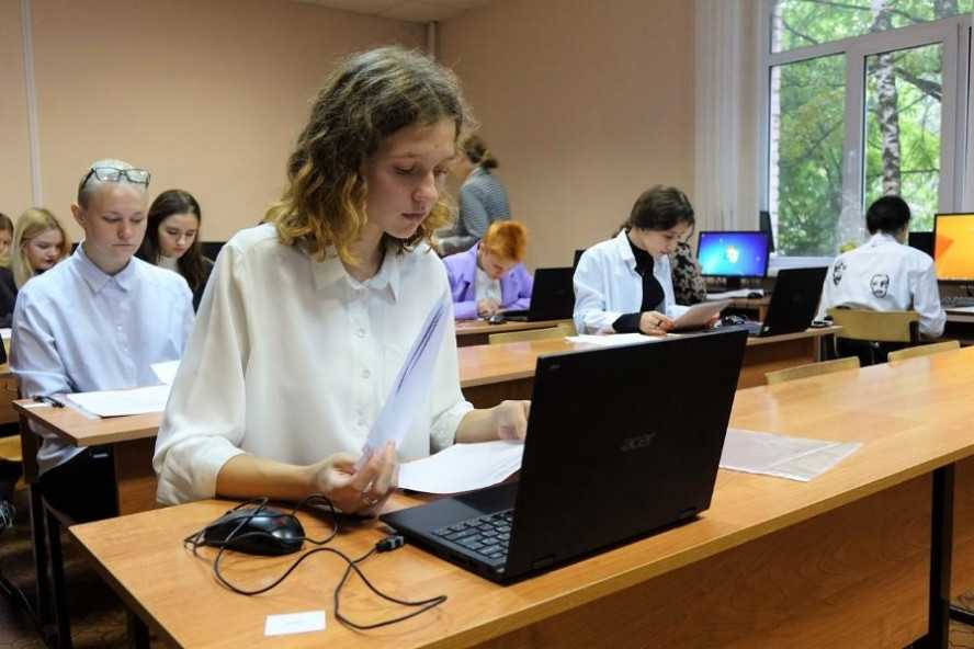 Пользоваться мобильными телефонами школьникам все же разрешат - парламентская газета