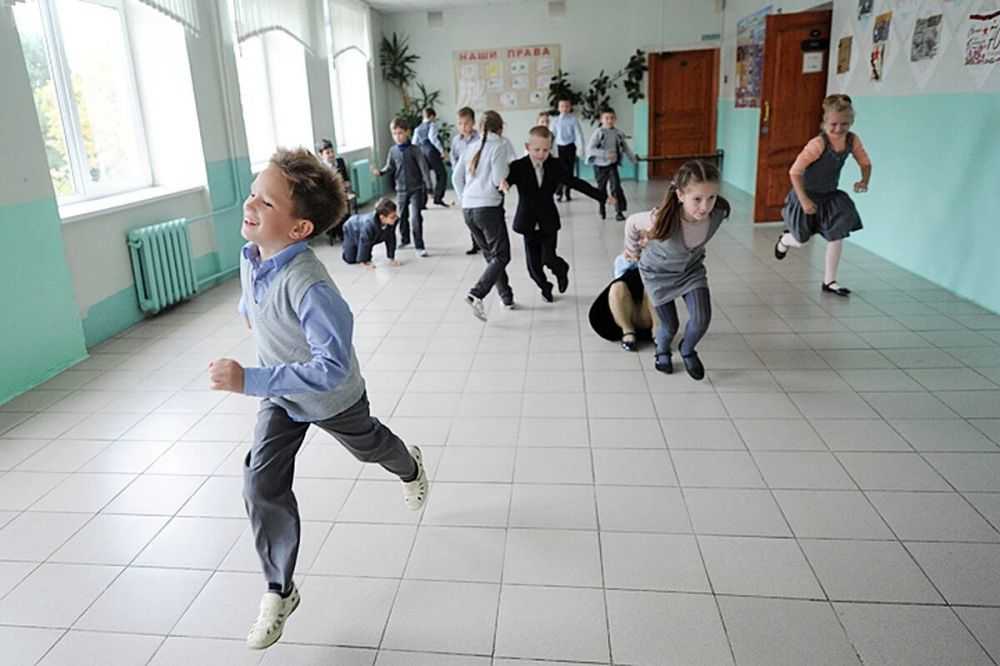 В некоторых школах предусмотрено дежурство учителей на переменах Они следят за дисциплиной в коридорах Но законно ли требовать от учителя находиться на дежурстве весь день Отвечает адвокат Александр Князев