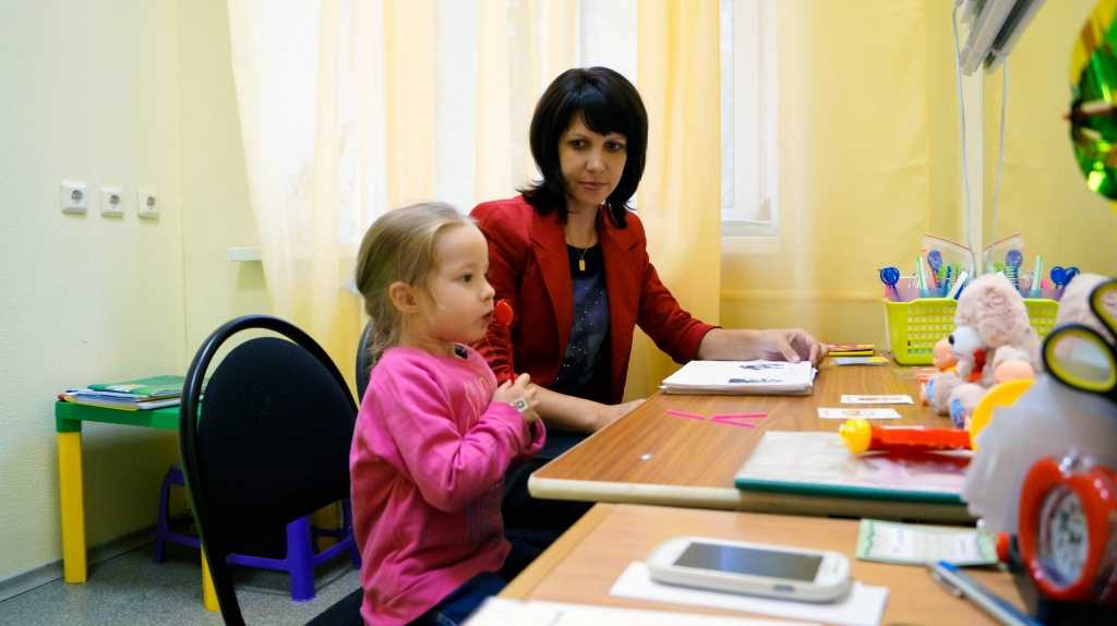 Чем отличаются логопед и дефектолог