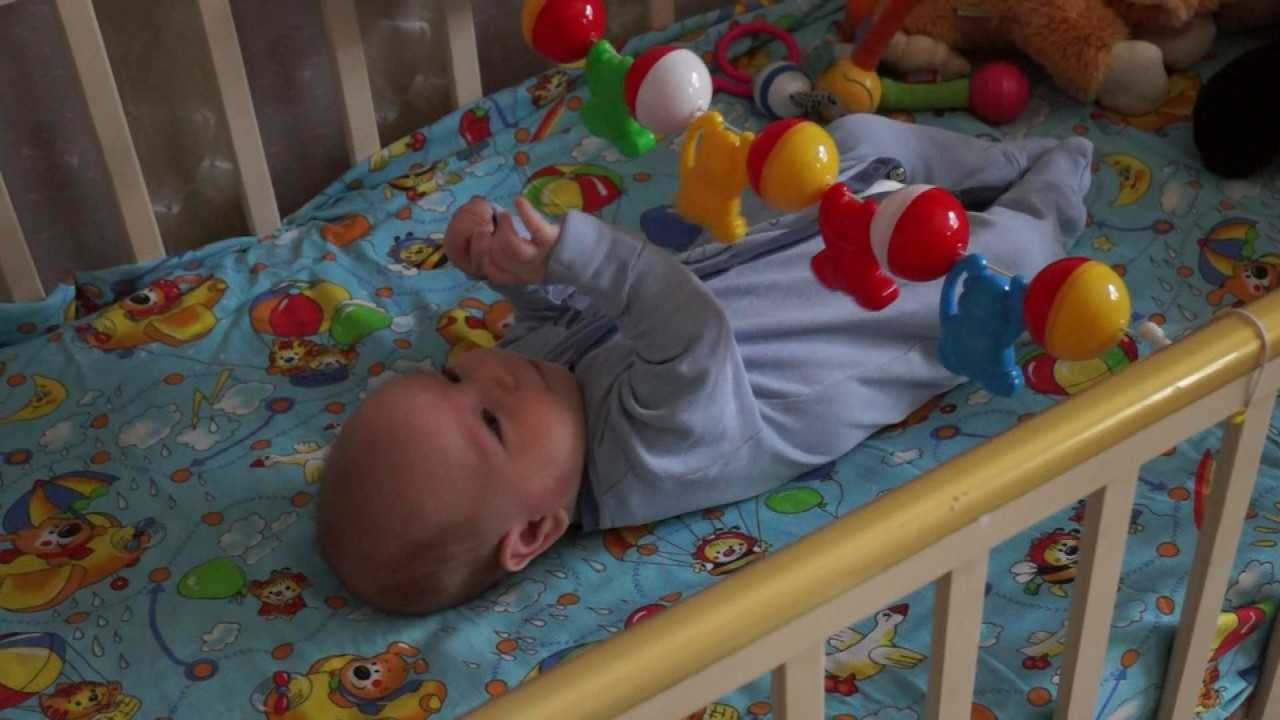 Когда маленькие дети начинают реагировать на звуки погремушек