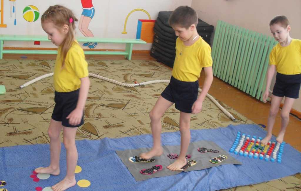 Почему ребенок стоит на цыпочках, пальчиках, плохо стоит на ножках, не стоит: что делать, как лечить, стоять
